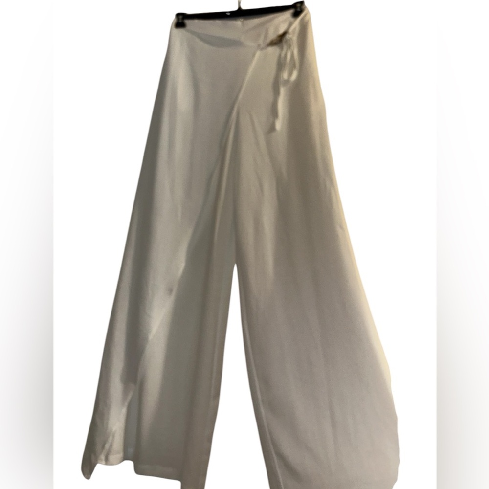 White pants with a stylish design. Cute and chic very lightweight.